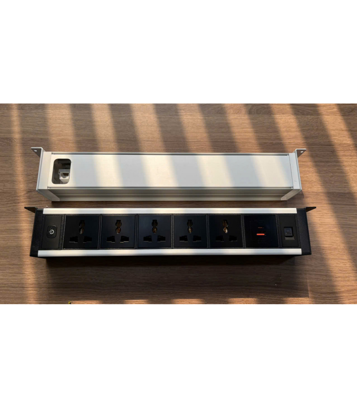 Ổ cắm điện lắp dưới bàn (hoặc trên tường) cao cấp Meta MK102UB | ⓿❾❼❼❹❼❽❹❻❻ | METAKING